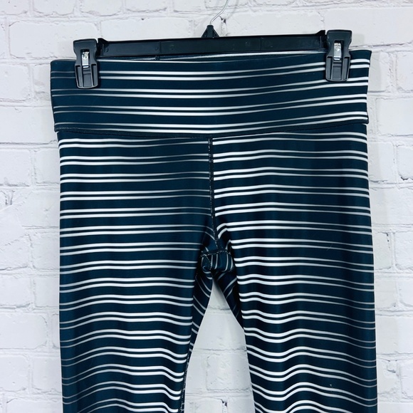 🔥2/$10 |•GAP•| Gap Fit Metal Streaks Striped Leggings Medium • Length 29 - Picture 4 of 9